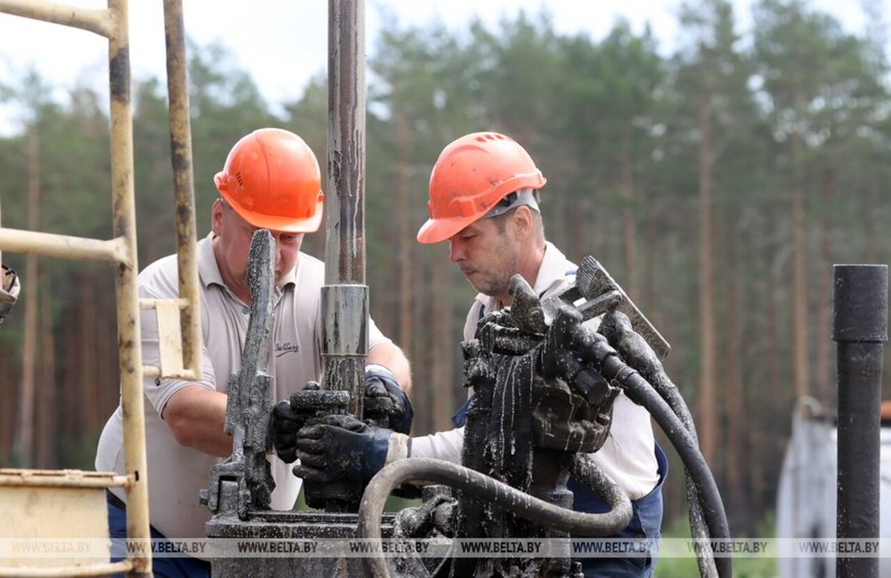 Новое месторождение нефти открыли в Беларуси по требованию Лукашенко