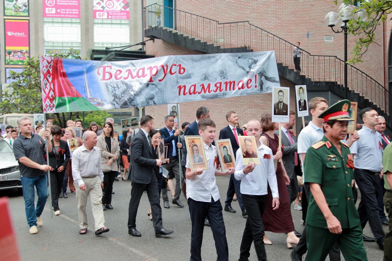 Беларусские дипломаты участвуют в организованных россиянами «Бессмертных полках» за границей