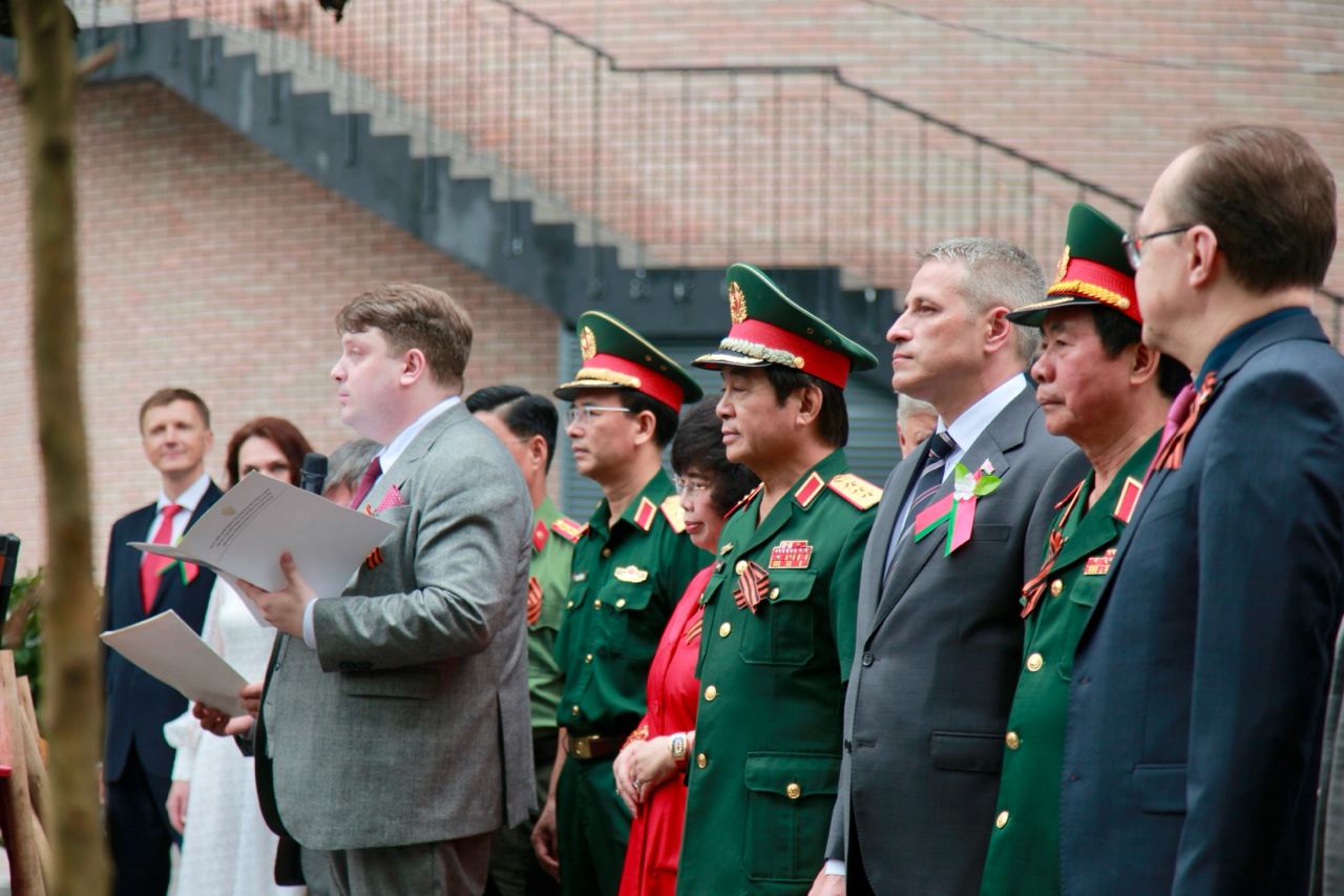 Беларусские дипломаты участвуют в организованных россиянами «Бессмертных полках» за границей