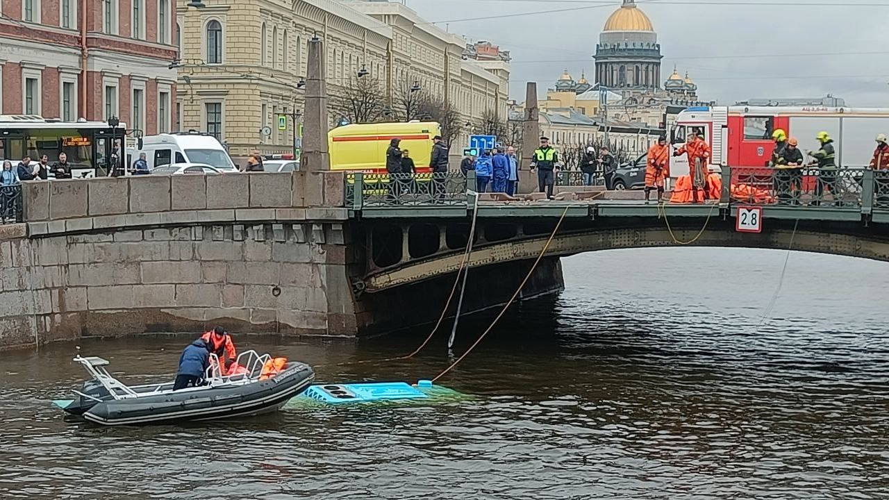 Автобус с пассажирами упал в реку в Санкт-Петербуре. Есть погибшие