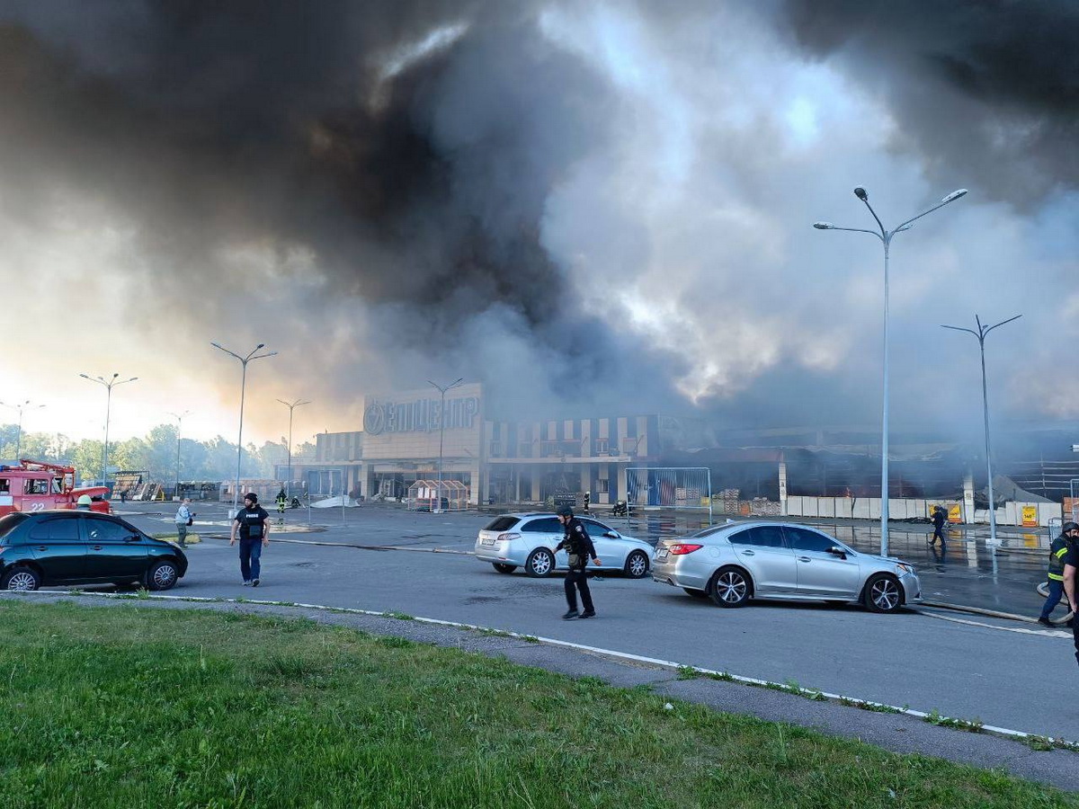 Россия ударила по гипермаркету и Центральному парку Харькова. Есть погибшие