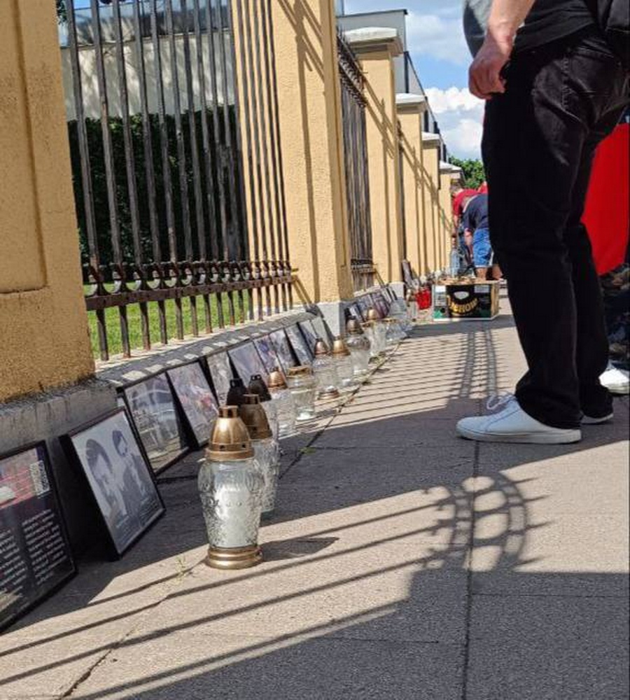 Волонтеры восстановили мемориал у посольства Беларуси в Вильнюсе