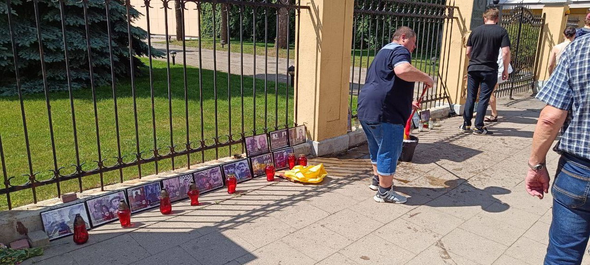 Волонтеры восстановили мемориал у посольства Беларуси в Вильнюсе