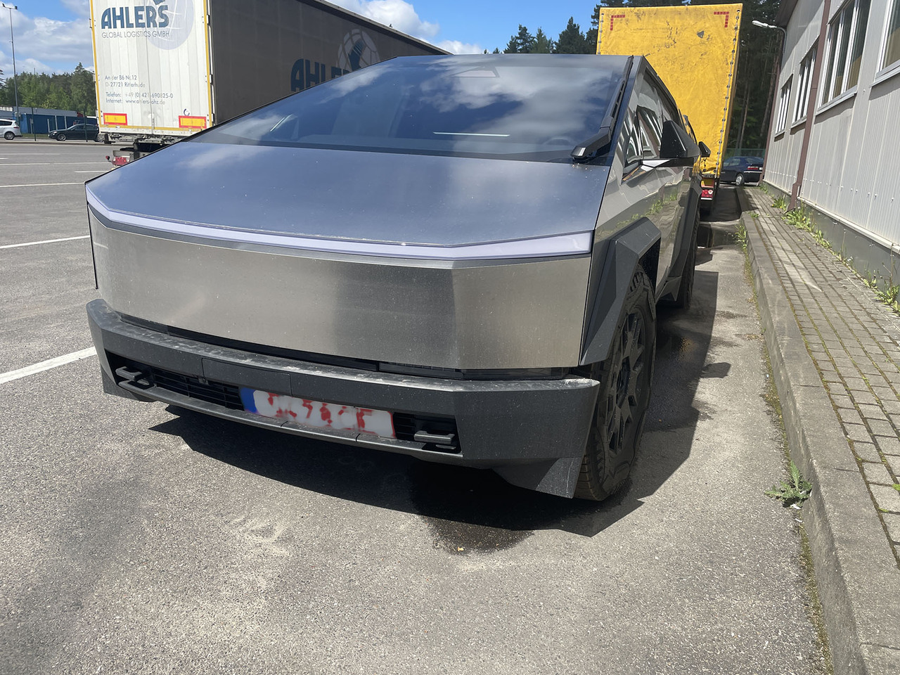 Литовская таможня не пустила два электромобиля Tesla Cybertruck в Беларусь
