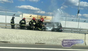 Автомобиль Mercedes полностью сгорел в Бресте