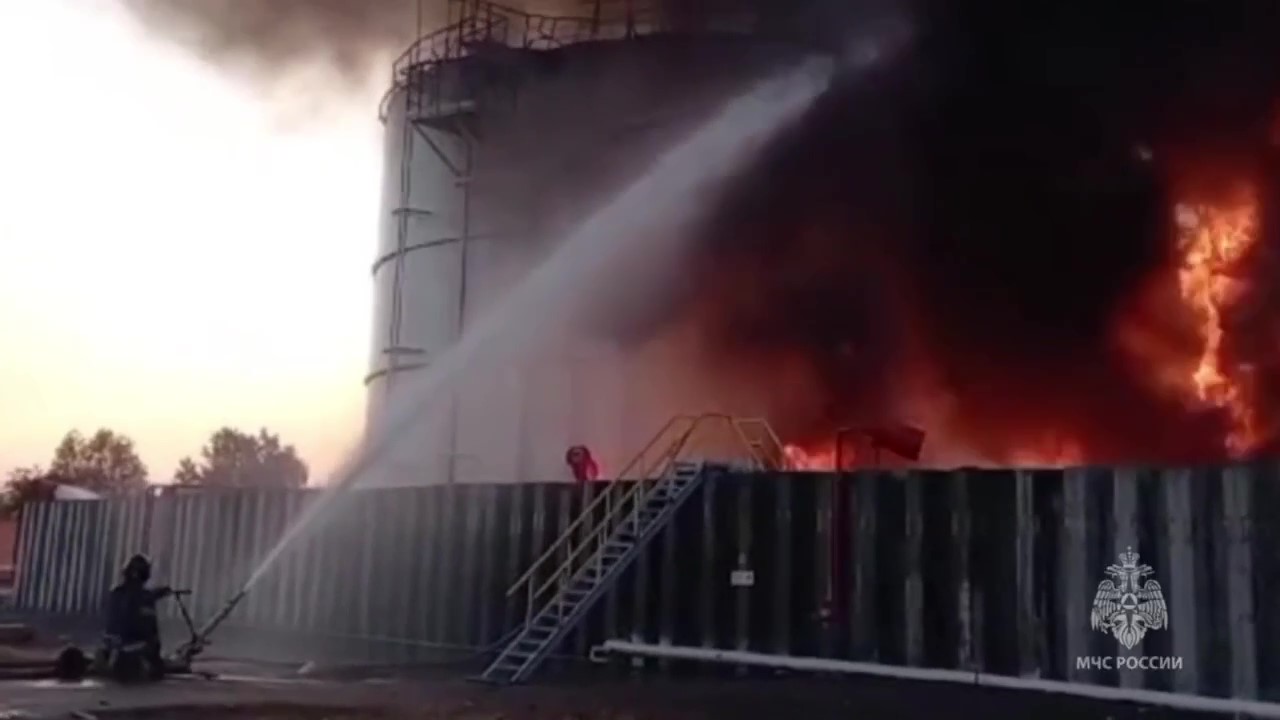 Резервуар с нефтепродуктами загорелся после атаки дронов в российском Азове