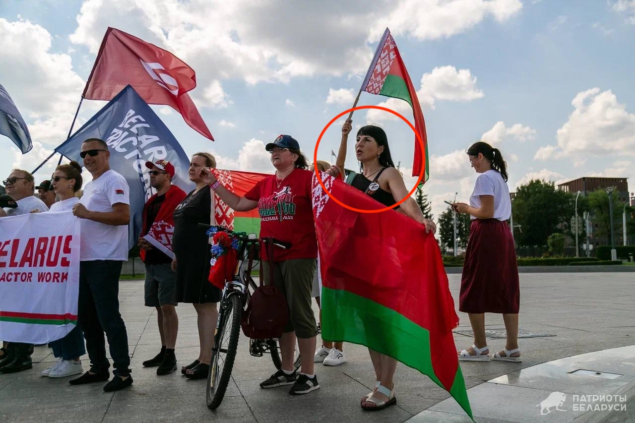 Провокаторшей с российским Z-флагом в Бресте оказалась жительница Пружан Наталья