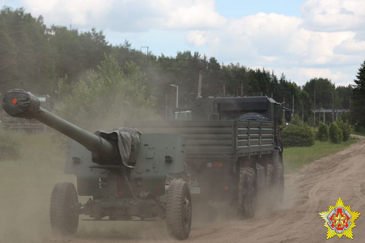 Российская военная техника с георгиевскими лентами прибыла в Беларусь на парад