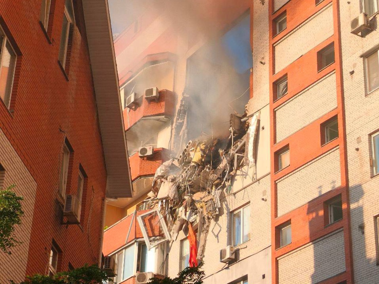 Россия ударила по многоэтажному дому в Днепре, есть погибший