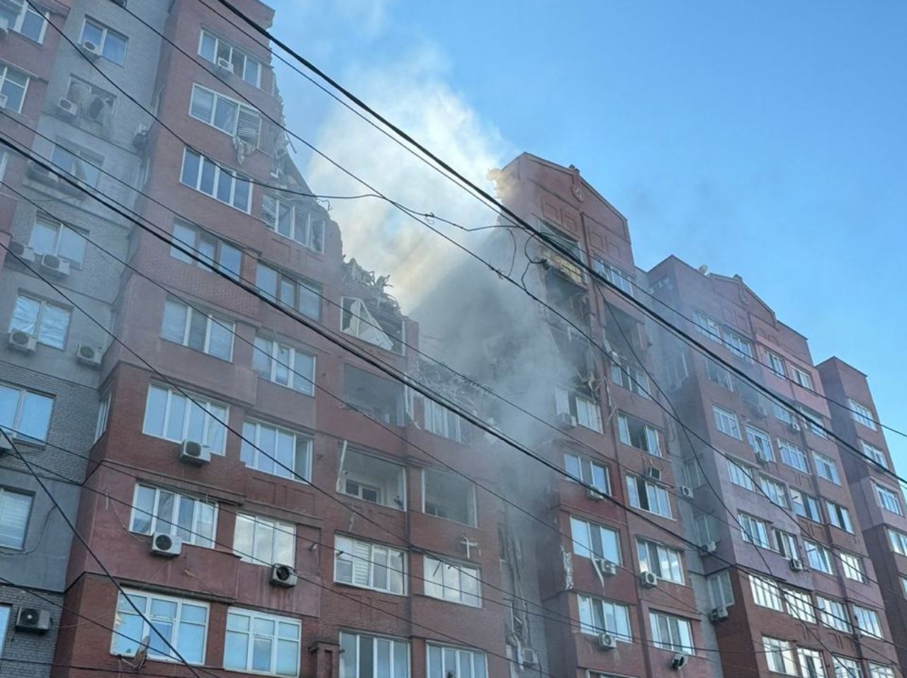 Россия ударила по многоэтажному дому в Днепре, есть погибший