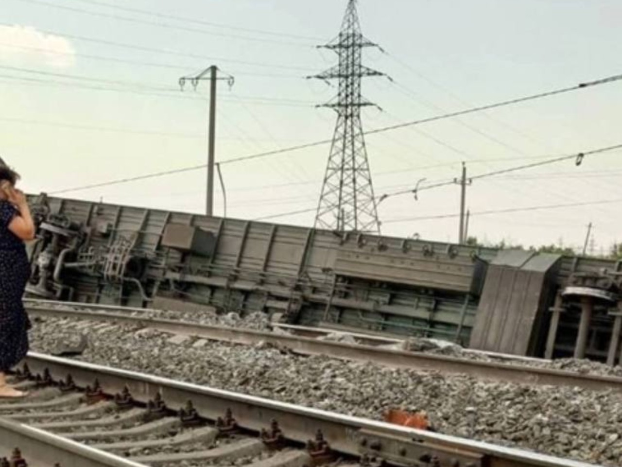 8 вагонов пассажирского поезда сошли с рельсов в России