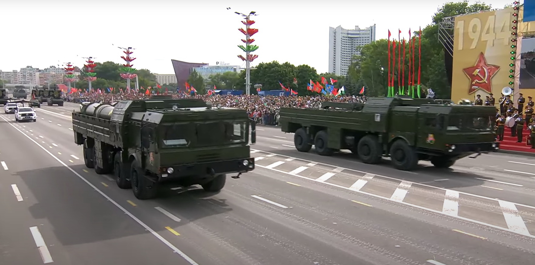 На параде в Минске показали "Искандеры" со знаками радиационной опасности