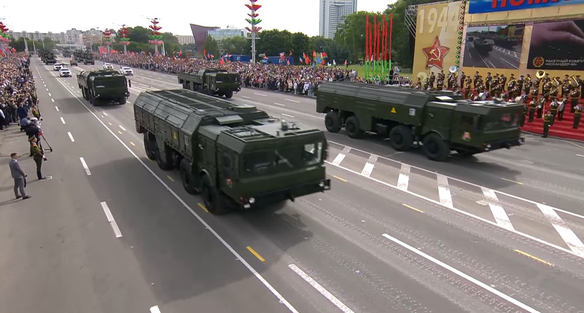На параде в Минске показали "Искандеры" со знаками радиационной опасности