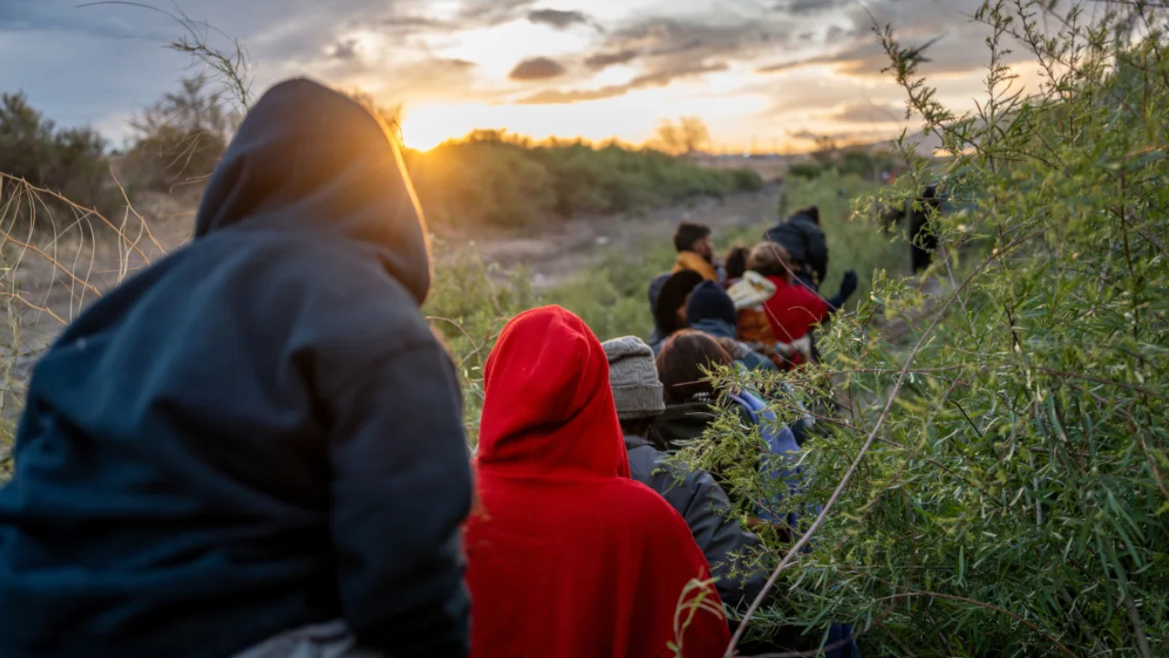 Мигранты из Перу и Венесуэлы идут по тропе на американской стороне реки Рио-Гранде, 26 марта 2024 года, Эль-Пасо, штат Техас