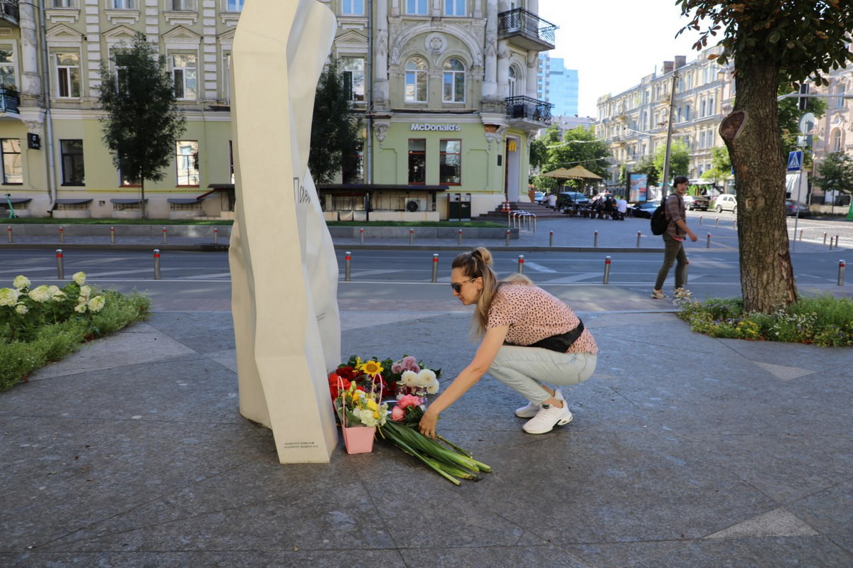 Цветы у места гибели Павла Шеремета в Киеве в годовщину смерти - фото