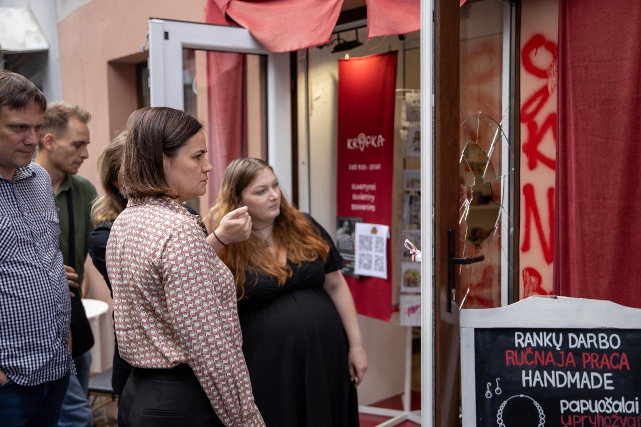 Литовские политики посетили магазин Kropka после нападения