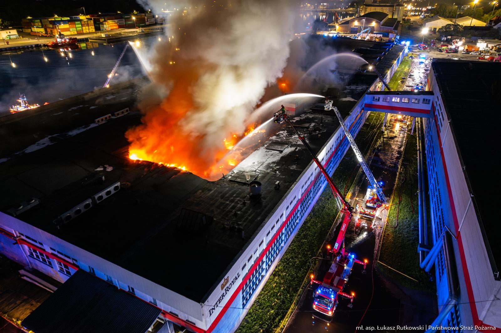 В Гданьске всю ночь тушили пожар на складе в Новом порту