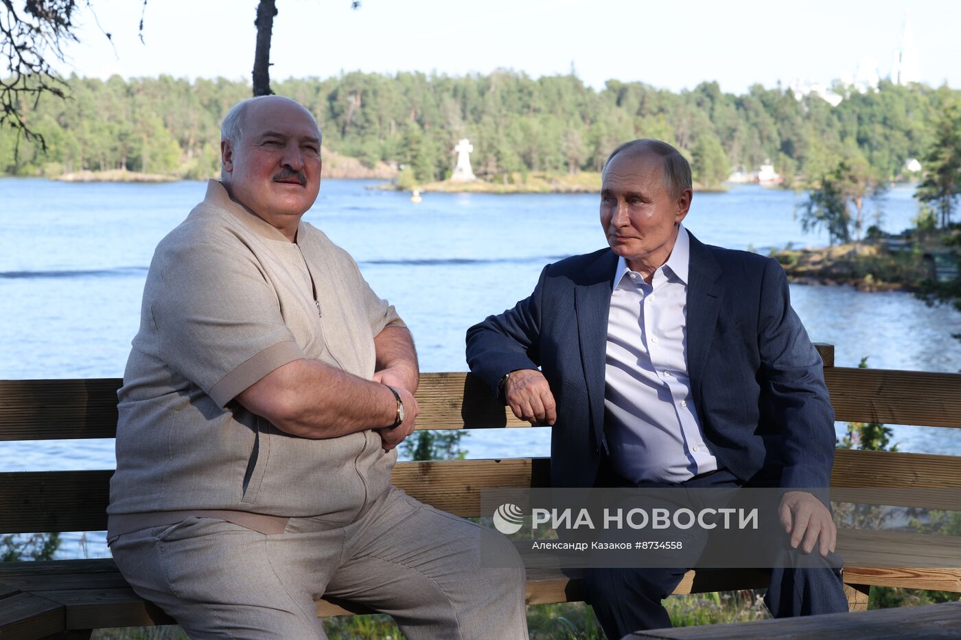 Лукашенко вернулся в Беларусь после двухдневного "неформального общения" с Путиным