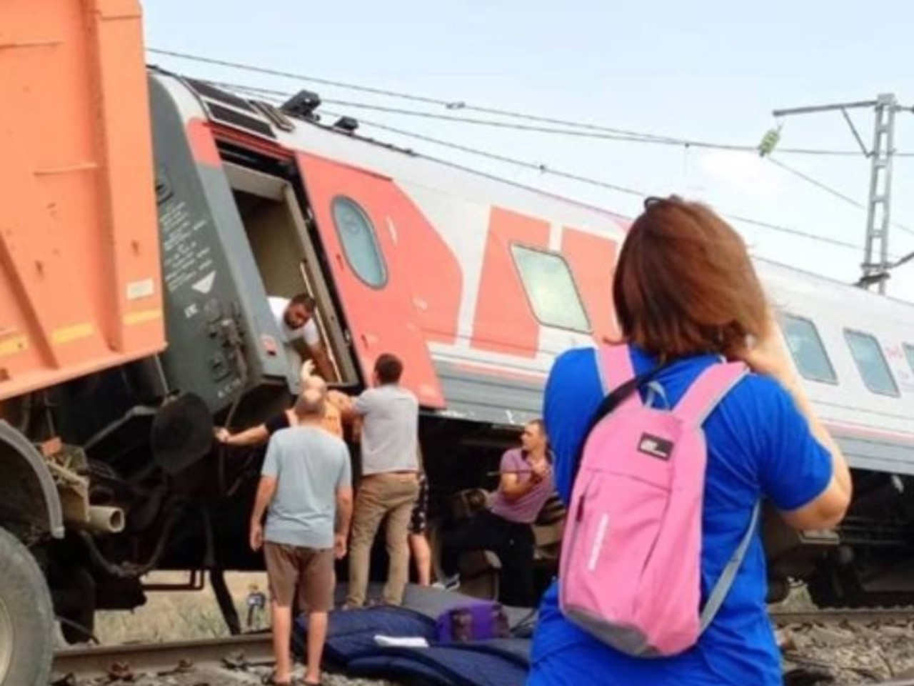 8 вагонов пассажирского поезда сошли с рельсов в России
