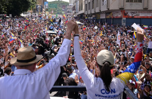 Кандидат в президенты Венесуэлы от оппозиции Эдмундо Гонсалес и лидер оппозиции Мария Корине Мачадо на митинге президентской предвыборной кампании в Валенсии, штат Карабобо, Венесуэла, 13 июля 2024 года.