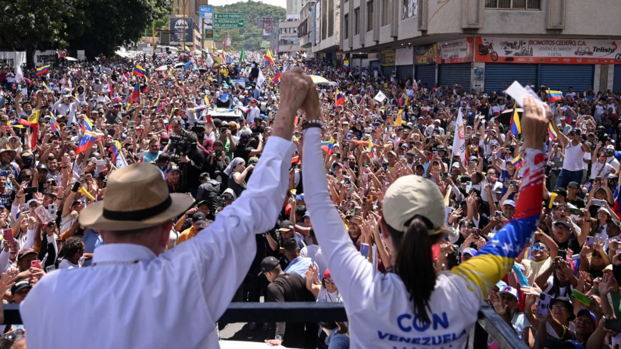 Кандидат в президенты Венесуэлы от оппозиции Эдмундо Гонсалес и лидер оппозиции Мария Корине Мачадо на митинге президентской предвыборной кампании в Валенсии, штат Карабобо, Венесуэла, 13 июля 2024 года.
