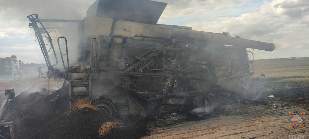 За воскресенье в Беларуси сгорели два комбайна, один - с пшеницей