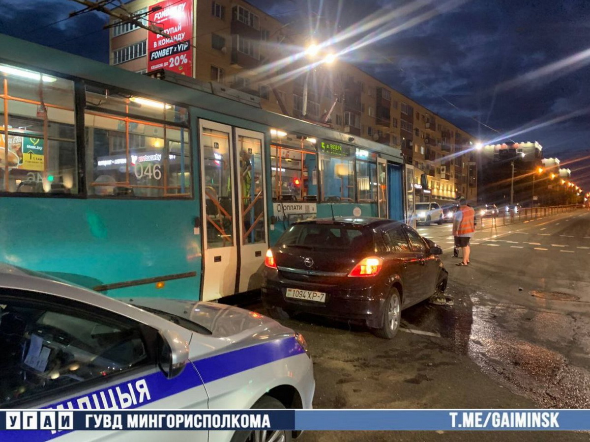 Легковушка проехала на красный и влетела в трамвай в Минске