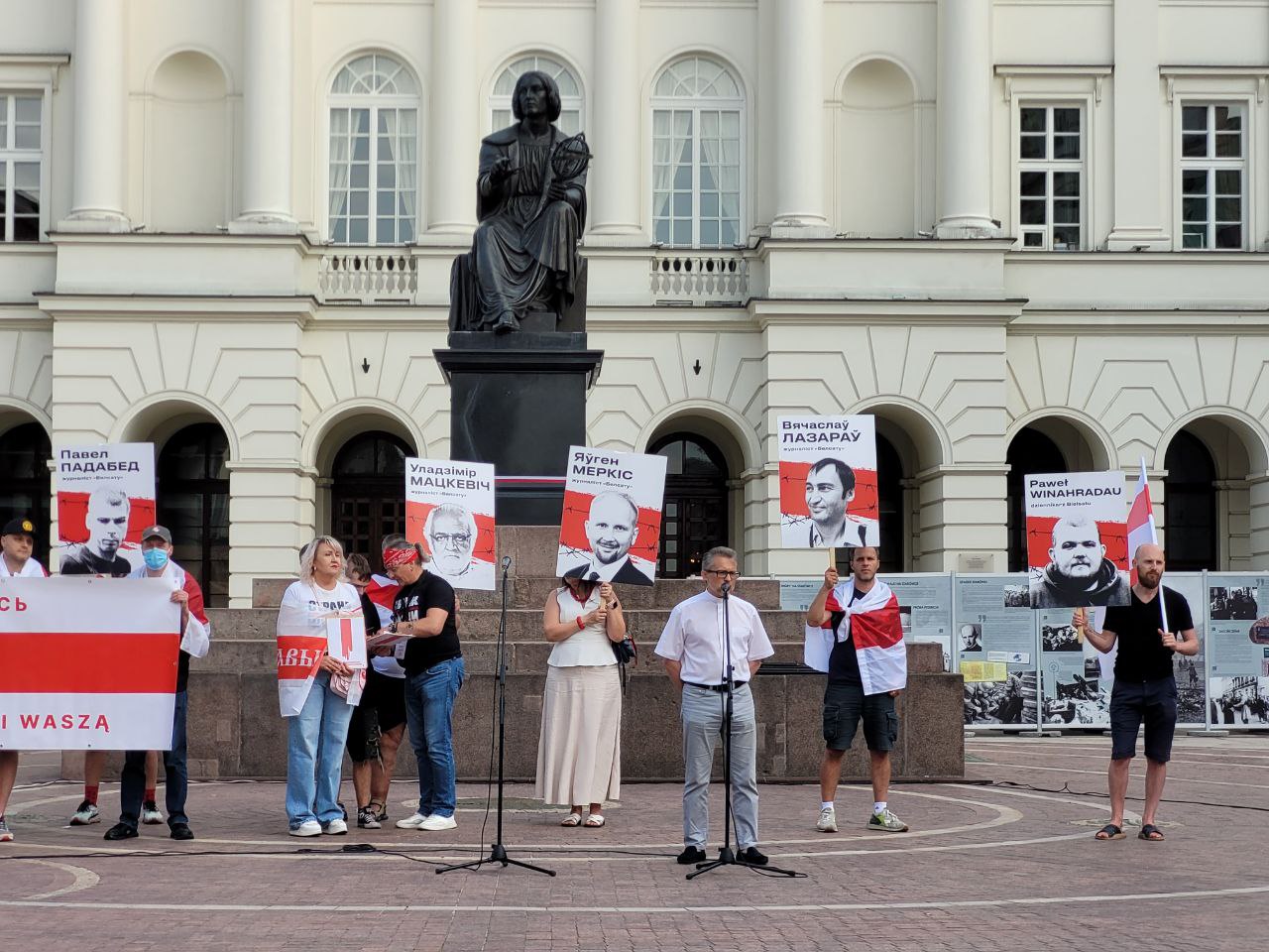 Беларусы Варшавы вышли на марш в годовщину выборов — фото