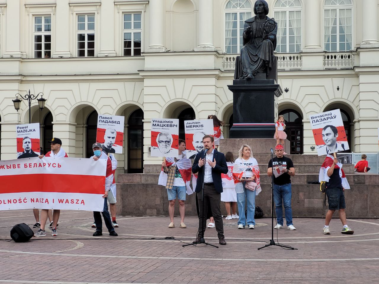 Беларусы Варшавы вышли на марш в годовщину выборов — фото