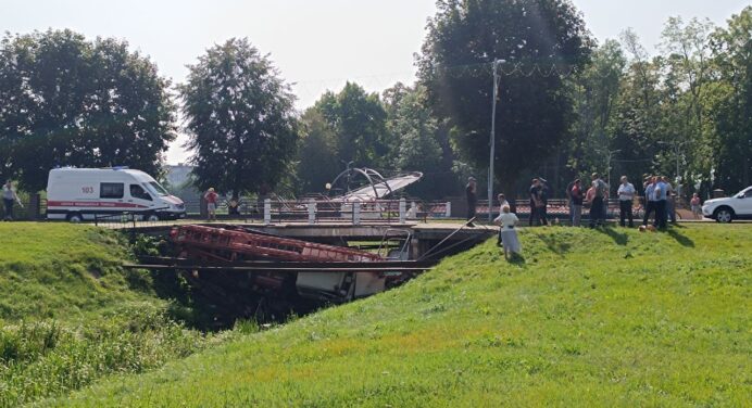 Мост с автовышкой рухнул в Сморгони
