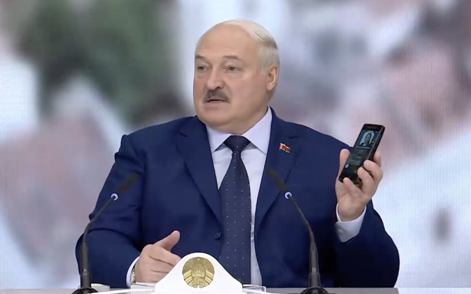 Лукашенко показал свой мобильный телефон