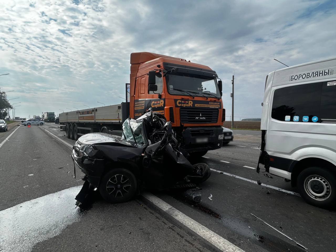 Грузовик впечатал легковушку в маршрутку в Пуховичском районе. Один человек погиб