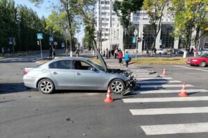 Двухлетний ребенок и его мама попали под автомобиль на пешеходном переходе в Пинске