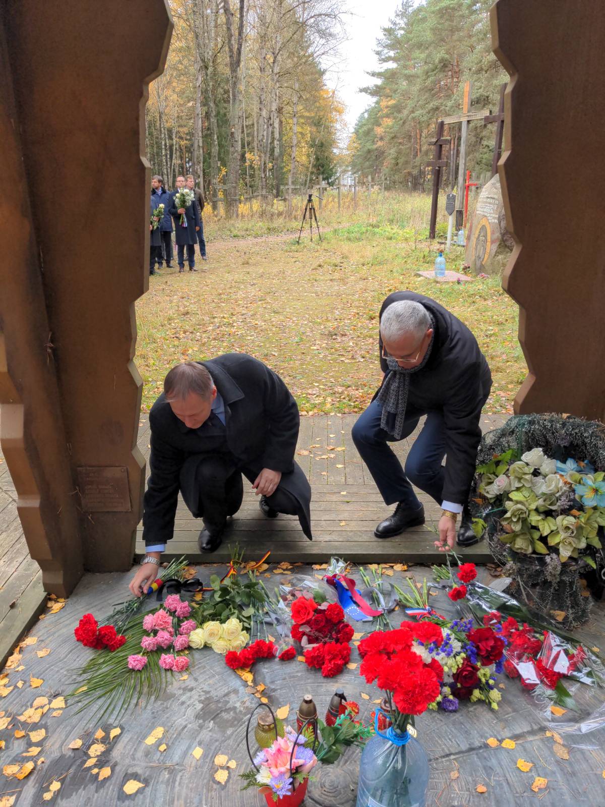 Западные дипломаты почтили память жертв репрессий в Куропатах