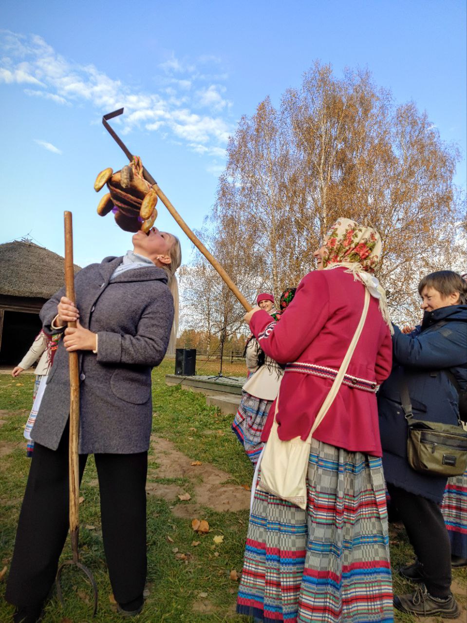 У музеі народнай архітэктуры і побыту пад Мінскам прайшоў абрад «Ката пячы» - фотафакт