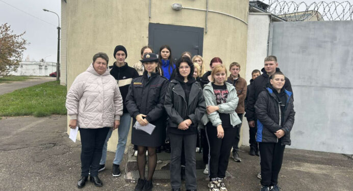 Школьников Сморгонского района отвезли на каникулы на Окрестина