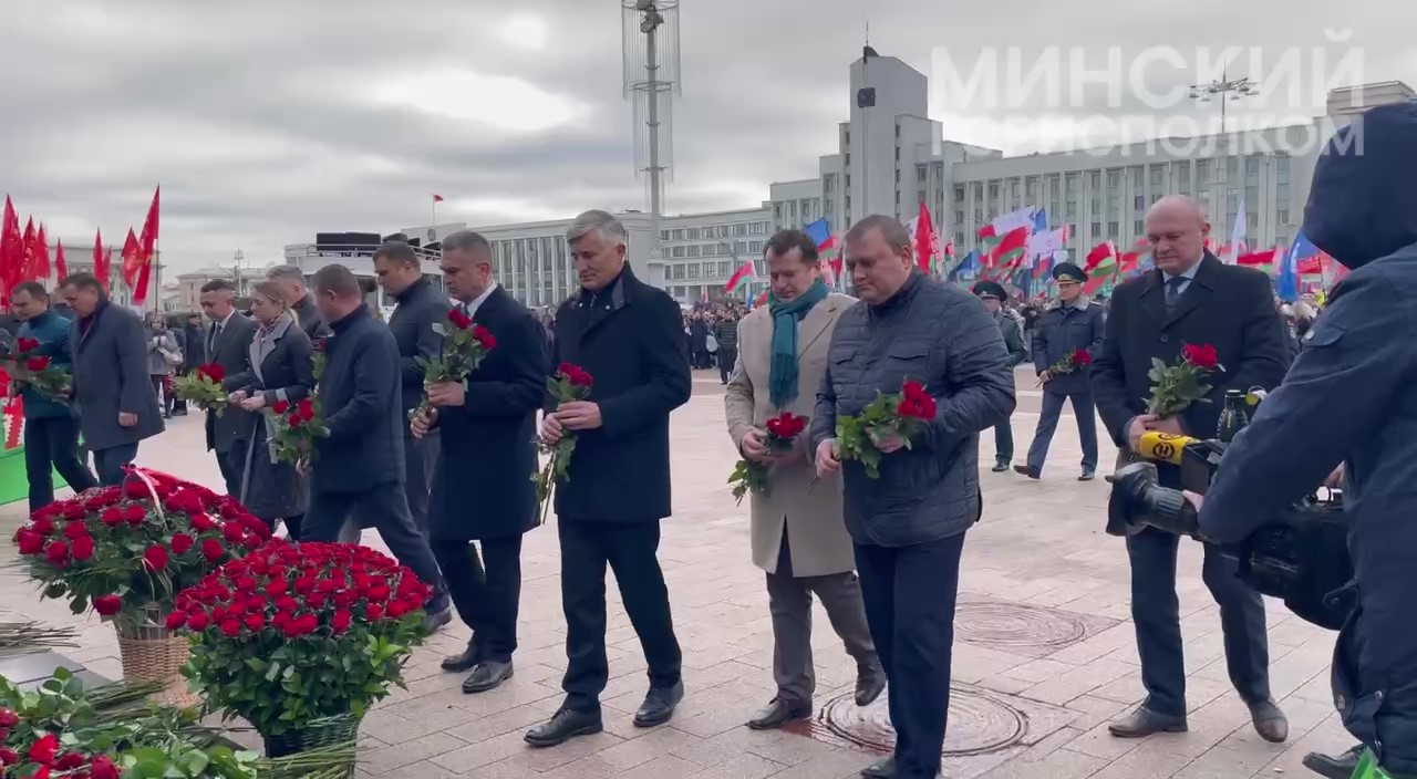 Возложение цветов к памятнику Ленина прошло в Минске - фото