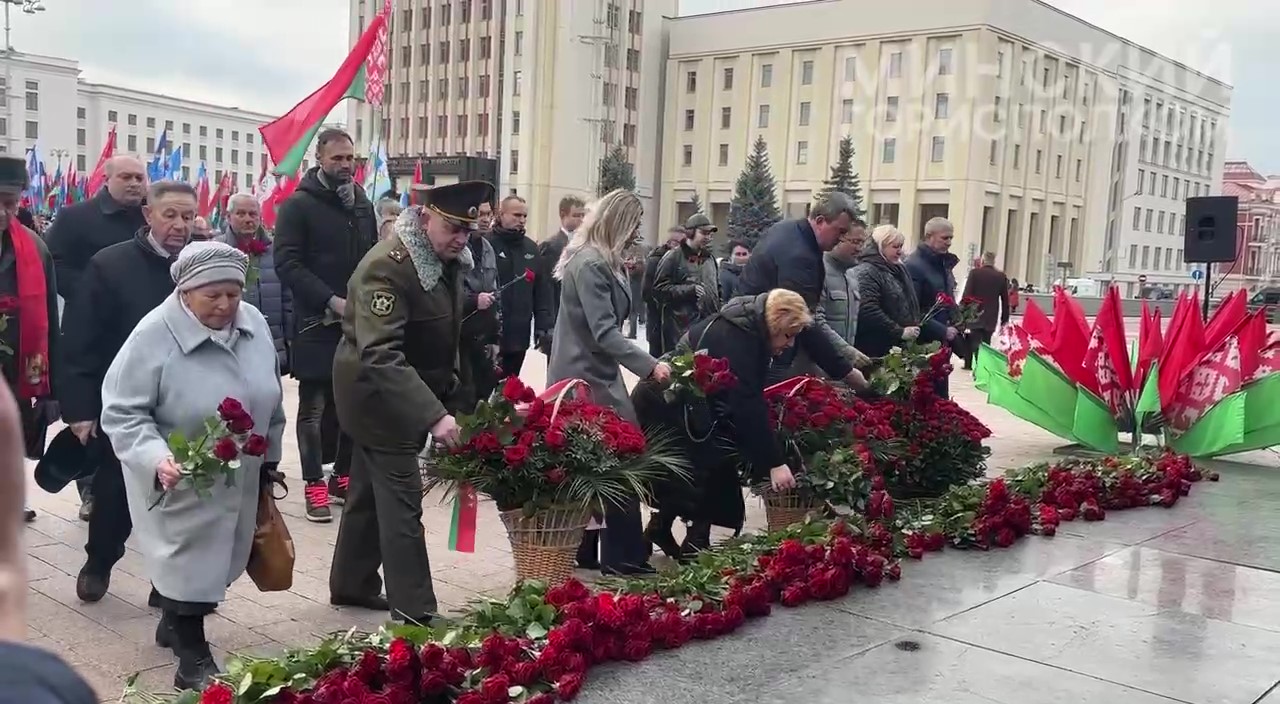 Возложение цветов к памятнику Ленина прошло в Минске - фото