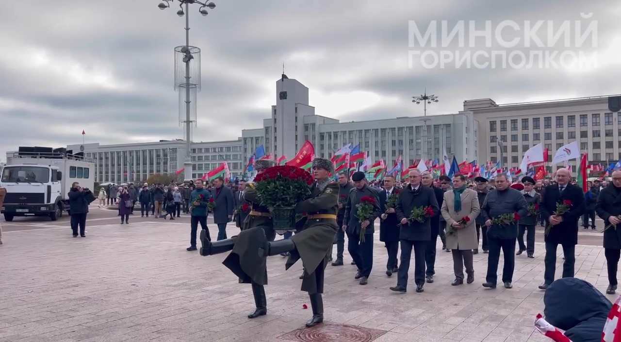 Возложение цветов к памятнику Ленина прошло в Минске - фото