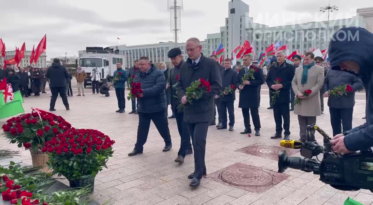 Возложение цветов к памятнику Ленина прошло в Минске - фото