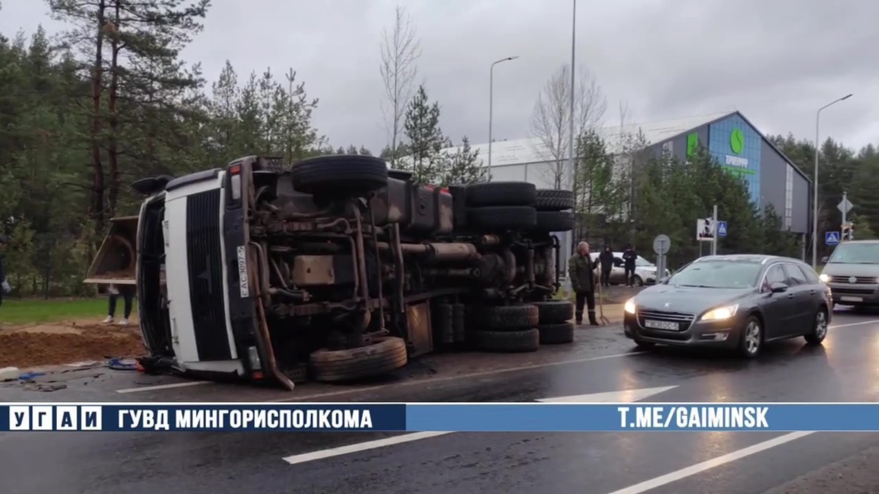 Косуля "опрокинула" МАЗ с песком на Заславском шоссе