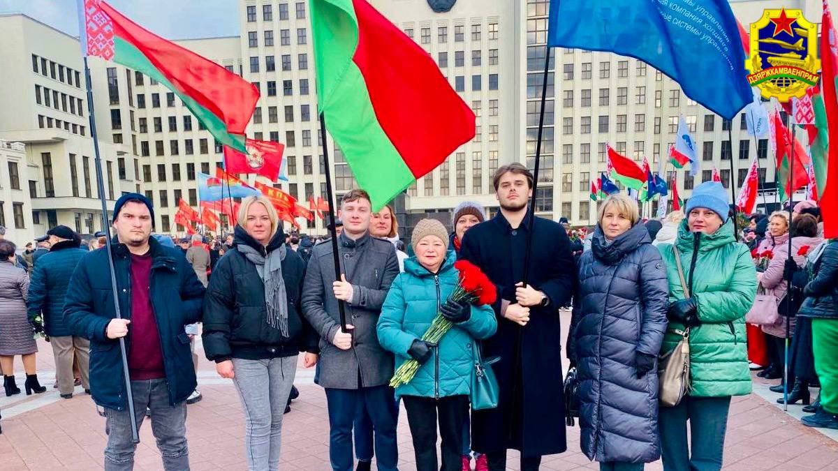 Возложение цветов к памятнику Ленина прошло в Минске - фото