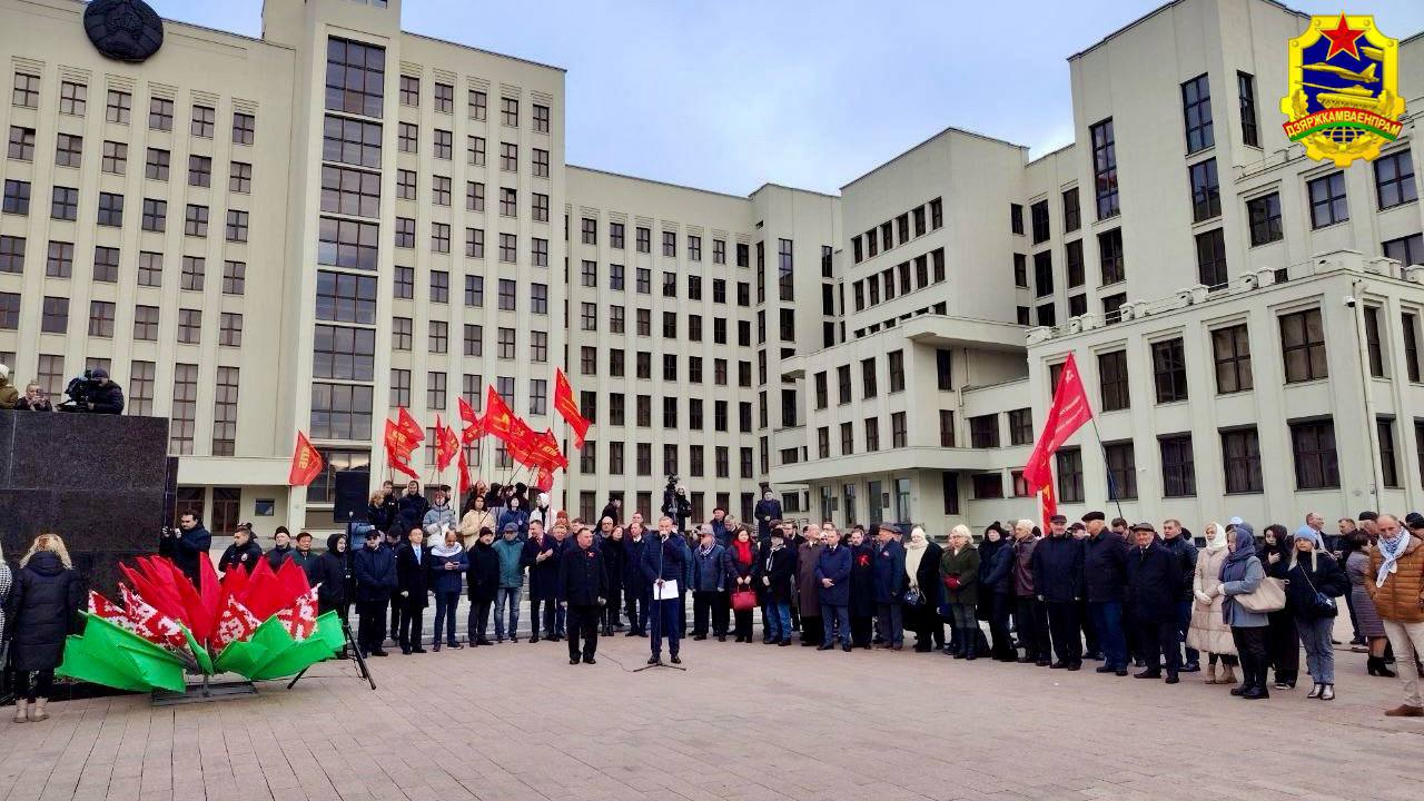 Возложение цветов к памятнику Ленина прошло в Минске - фото