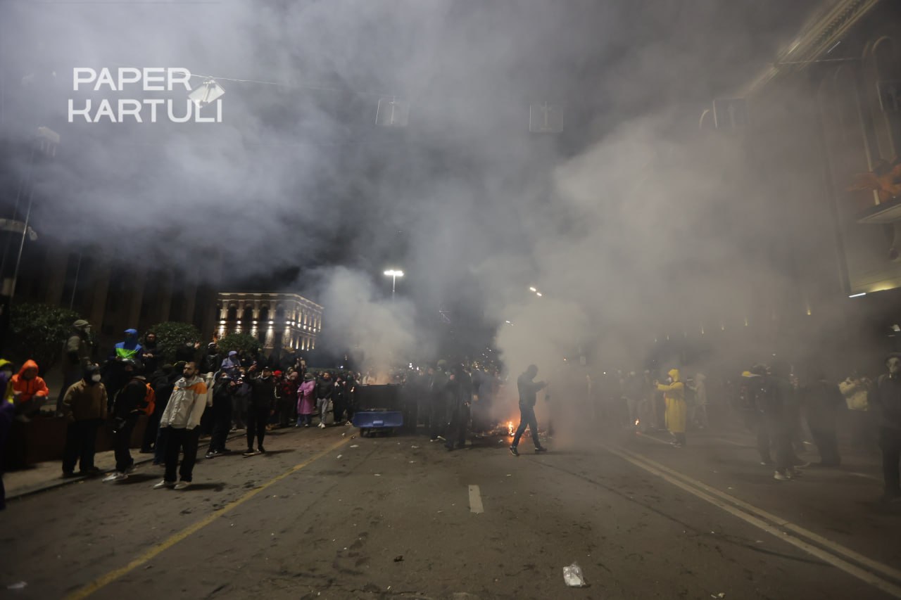 В Грузии продолжаются протесты. Полиция применила водометы