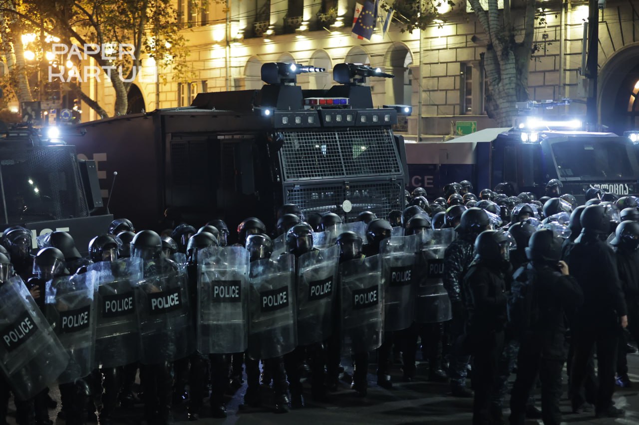 В Грузии продолжаются протесты. Полиция применила водометы