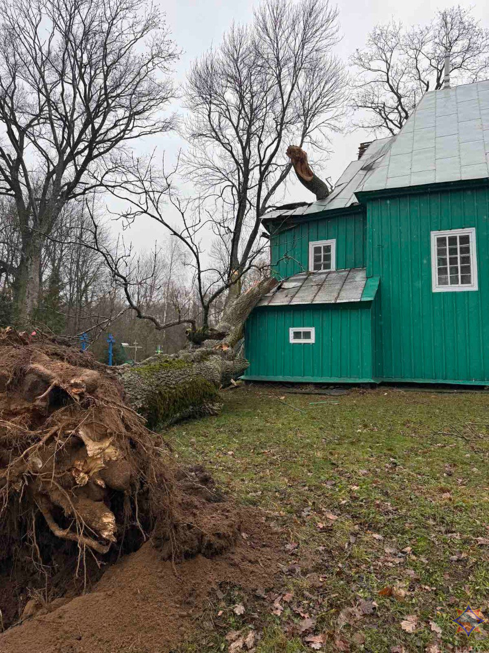 МЧС: от сильного ветра пострадали 54 населенных пункта, разрушен коровник, погибли животные