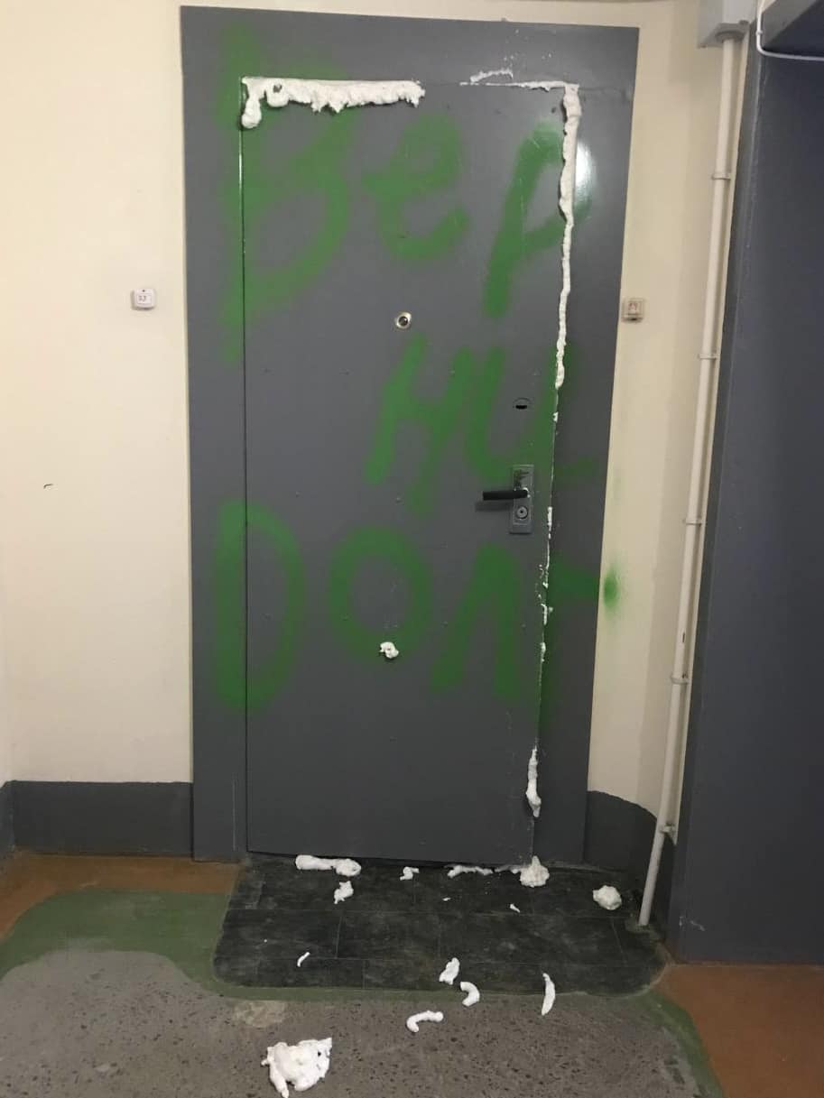 Неизвестные запенили дверь в квартире журналистки Татьяны Ошуркевич