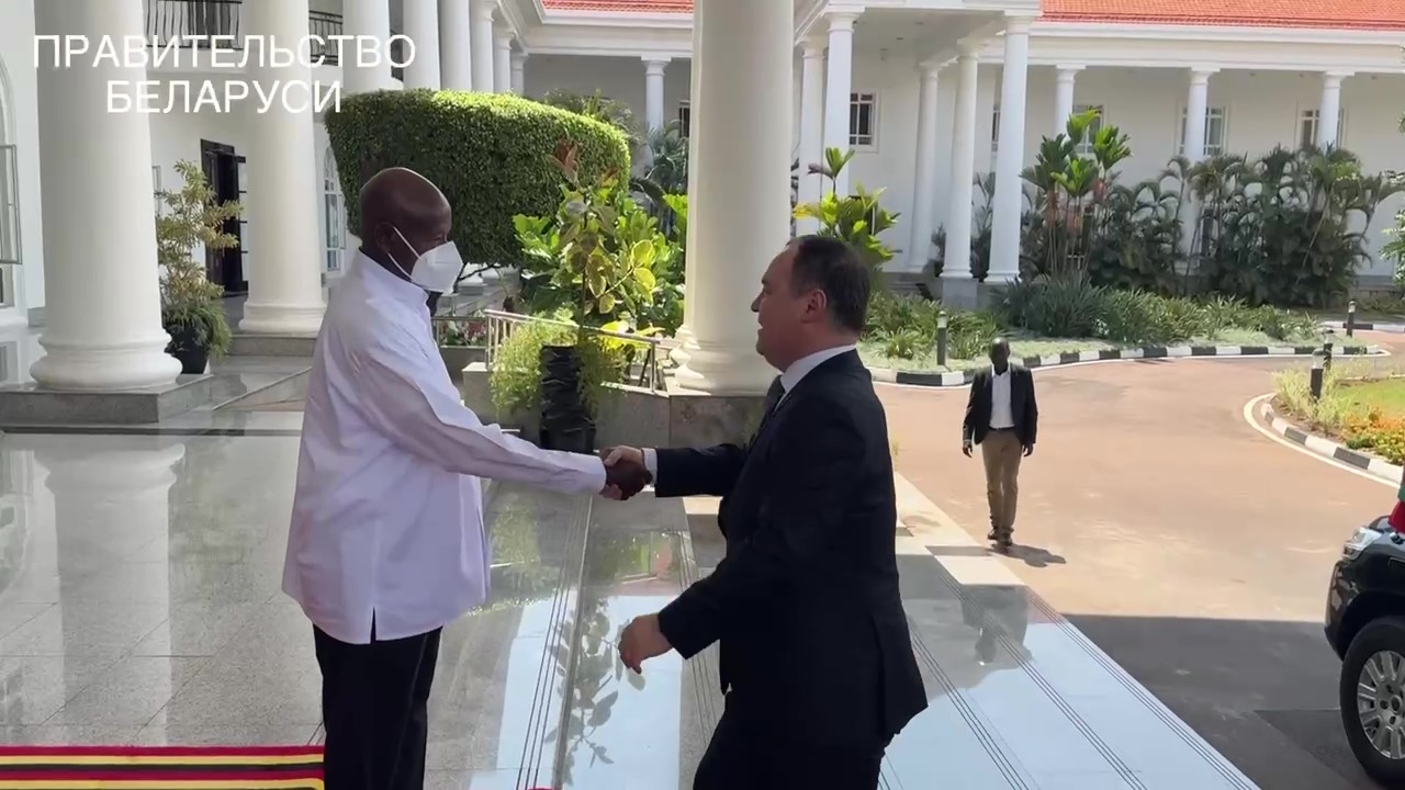 Президент Уганды встречал Головченко в маске и разговаривал с ним на расстоянии