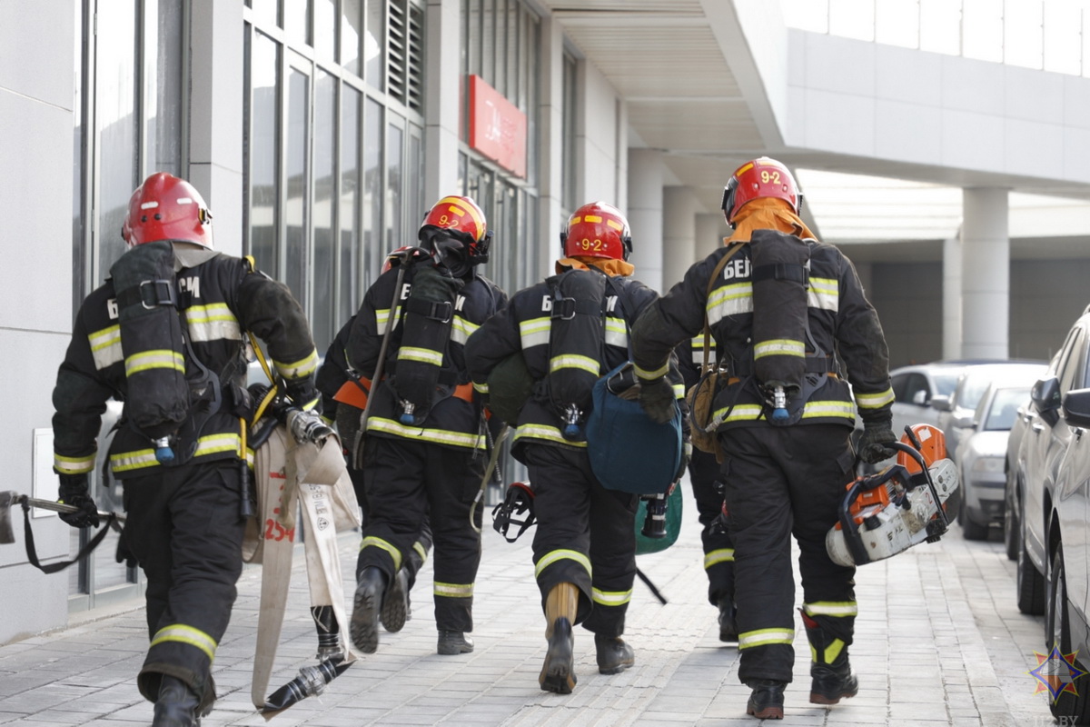МЧС отработало тушение пожара после "взрыва" в минском центре олимпийской подготовки