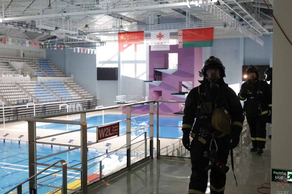 МЧС отработало тушение пожара после "взрыва" в минском центре олимпийской подготовки